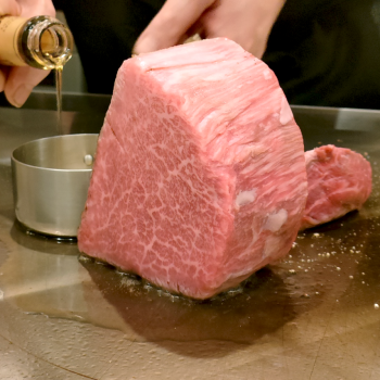 在大阪心斋桥享用日本品牌牛肉「淡路牛」 | 铁板烧 まほろば(MAHOROBA) 心斋桥